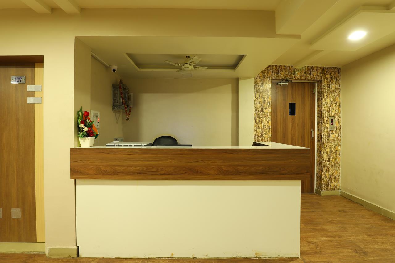Hotel Loyal Residency Jāmnagar Exteriör bild