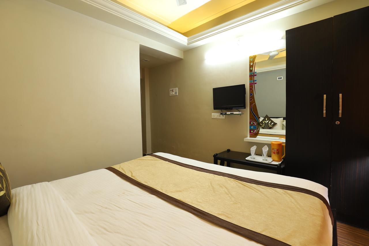 Hotel Loyal Residency Jāmnagar Exteriör bild